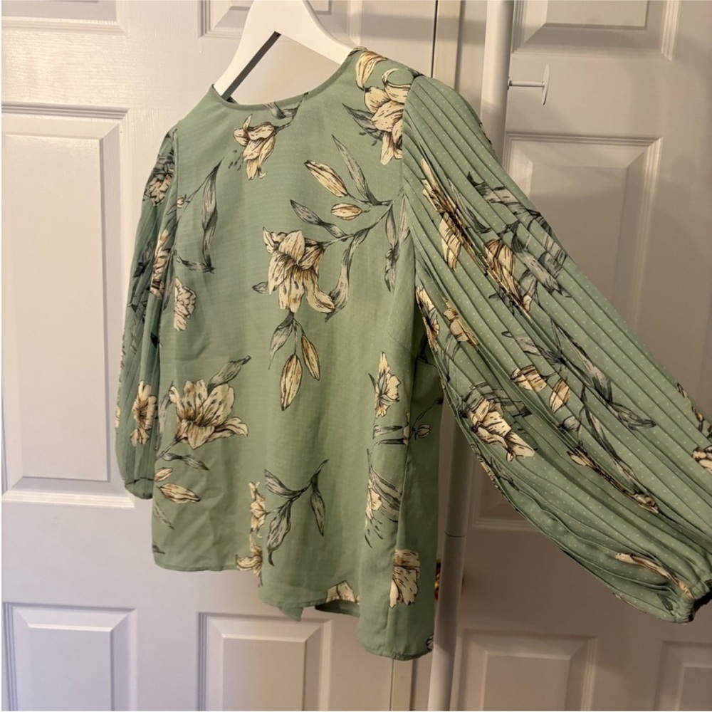 RW&CO. Sage Green Floral Print Blouse Pleated Ballon Sleeves Size Small - Picture 5 of 13
